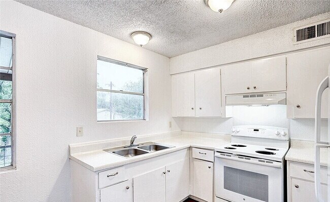 Building Photo - 728 Martindale Rd