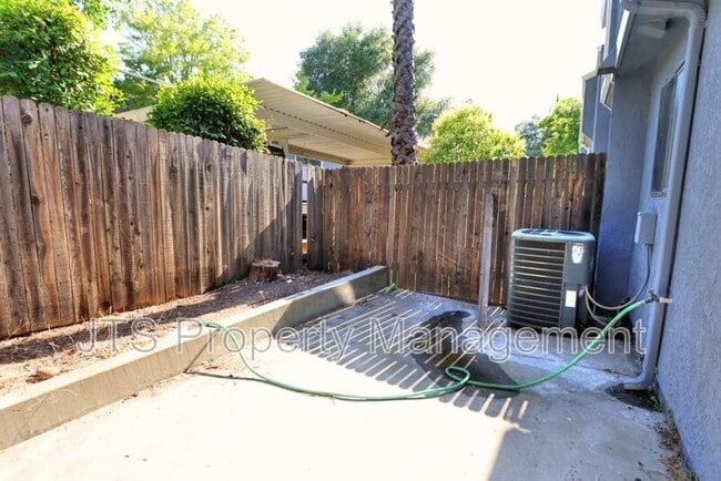 Building Photo - 5848 Alorn Ln