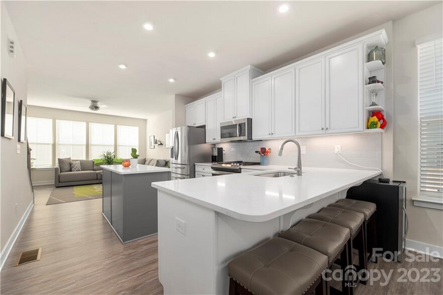 Building Photo - 436 W Tremont Ave