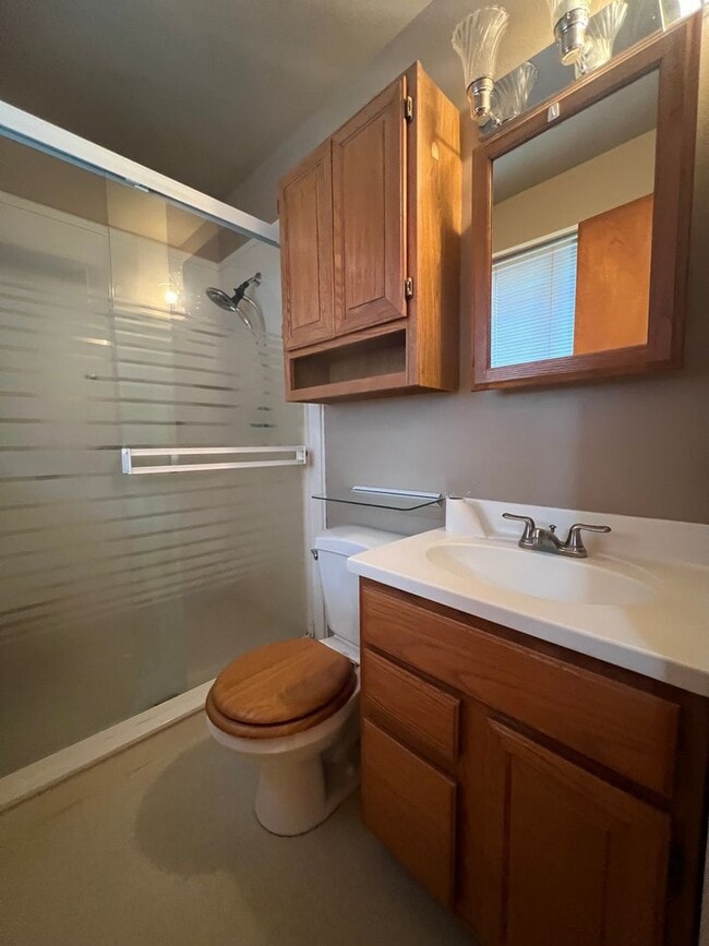 Building Photo - Comfy, four bedroom home in East Medford |...