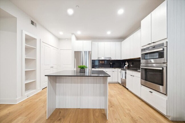 Building Photo - 2137 Pelham Dr