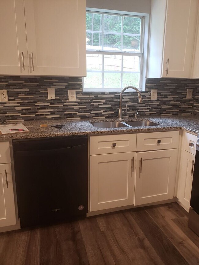 Building Photo - 4 Bedroom 3 Bath Home in Locust Grove