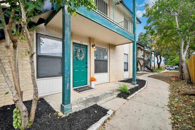 Building Photo - 1624 Aquarena Springs Dr