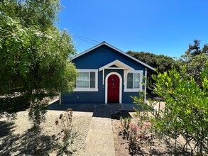 Building Photo - Great Two Bedroom House in Seaside