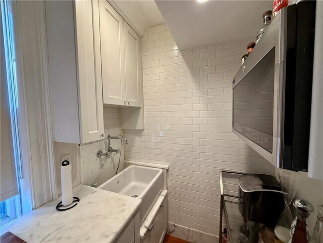 Building Photo - 367 Benefit St