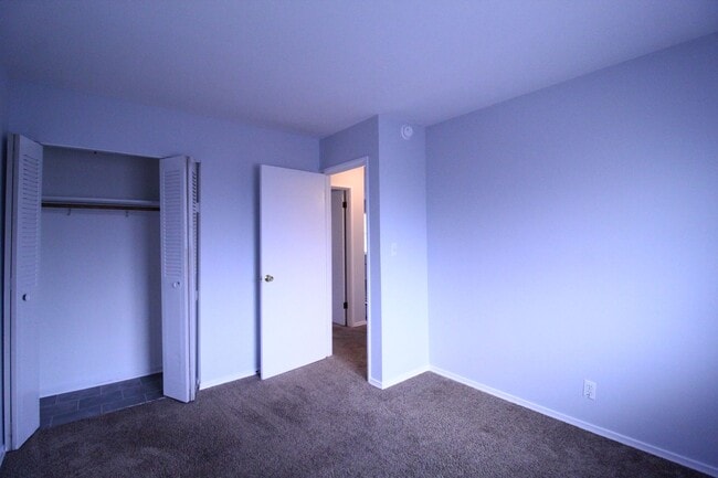 Building Photo - February FREE On This 2 Bedroom 1 Bath Duplex In Overland Park