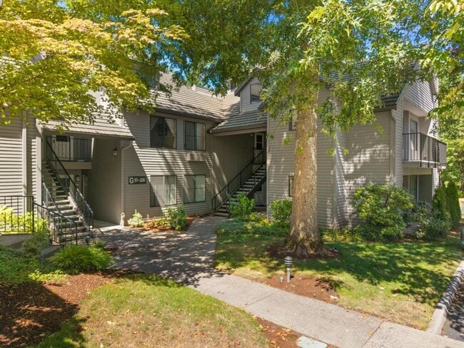 Building Photo - Stylish Lake Oswego Condo with Loft — Walk...