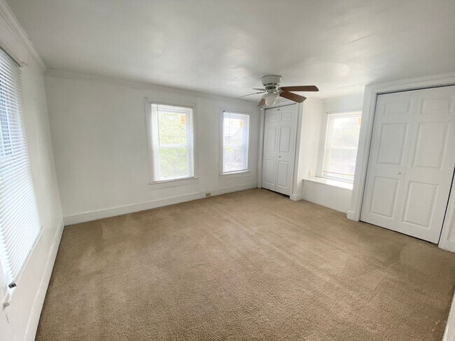 Building Photo - 409 W Colonial Ave