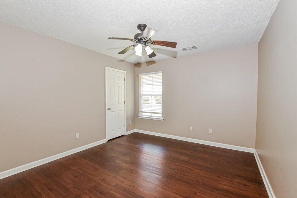 Building Photo - 4064 Sidlehill Dr