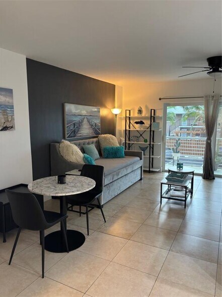 Building Photo - 2900 NE 30th St