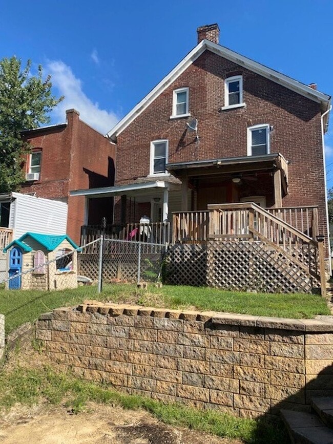 Building Photo - Three Bedroom in West Bethlehem