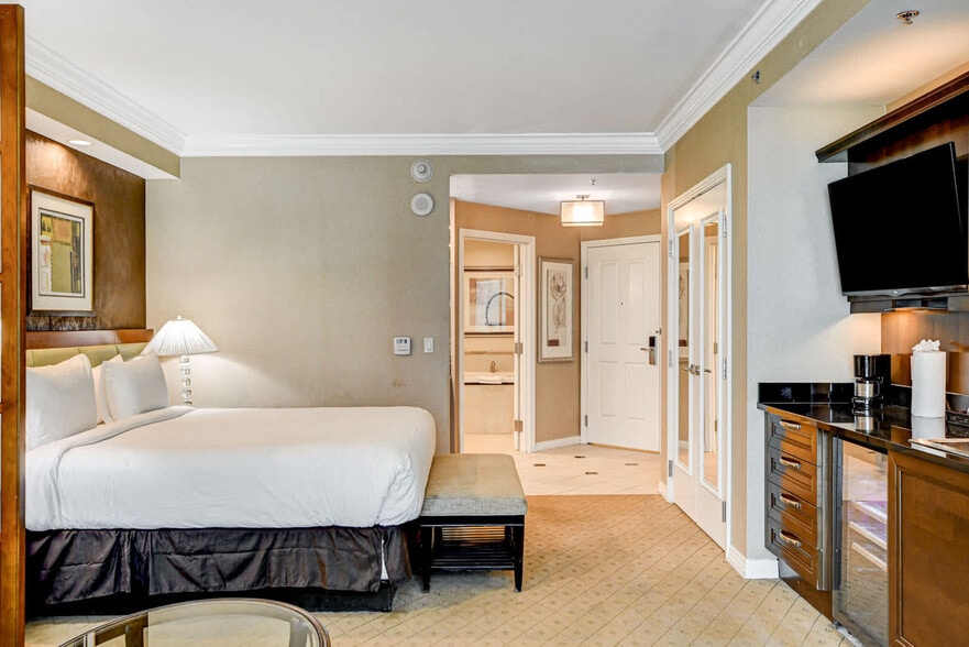 Building Photo - 135 E Harmon Ave