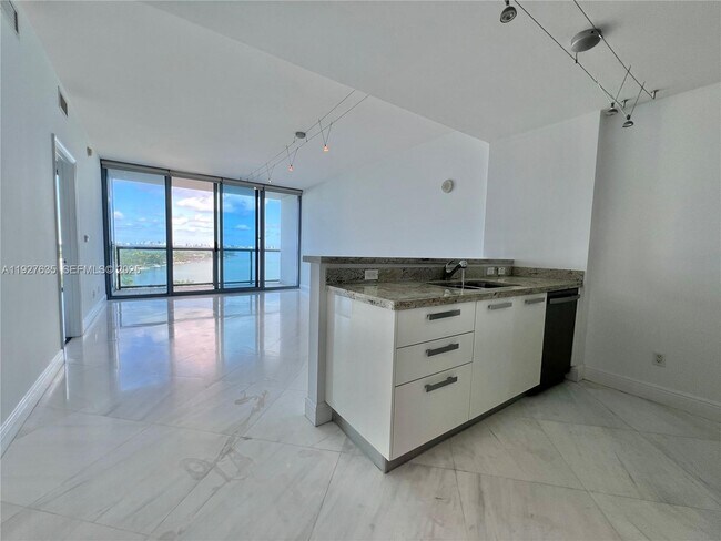 Building Photo - 601 NE 36th St