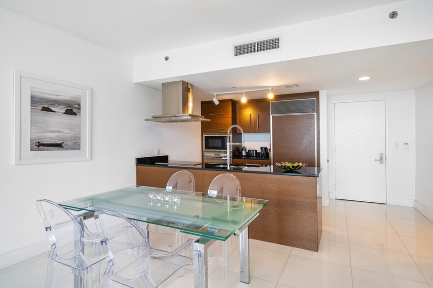 Building Photo - 495 Brickell Ave