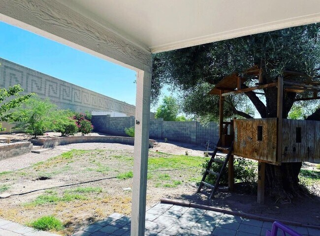 Building Photo - Charming Updated 3 Bed/2 Bath in Great Tem...