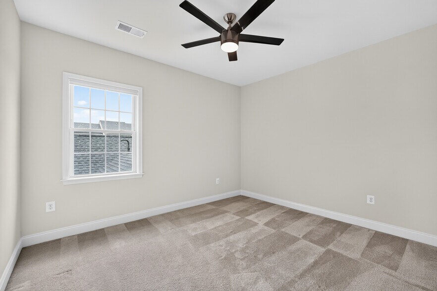 Building Photo - 23202 Evergreen Ridge Dr