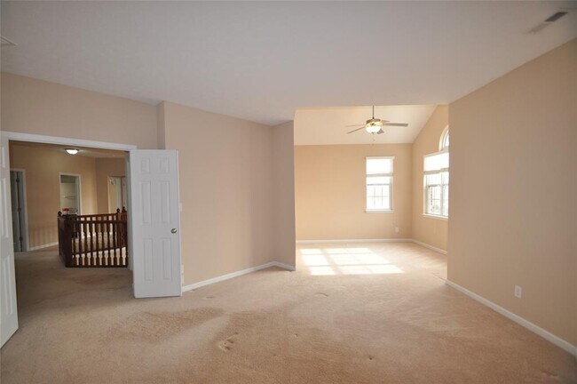 Building Photo - 2556 Diamond Lake Dr