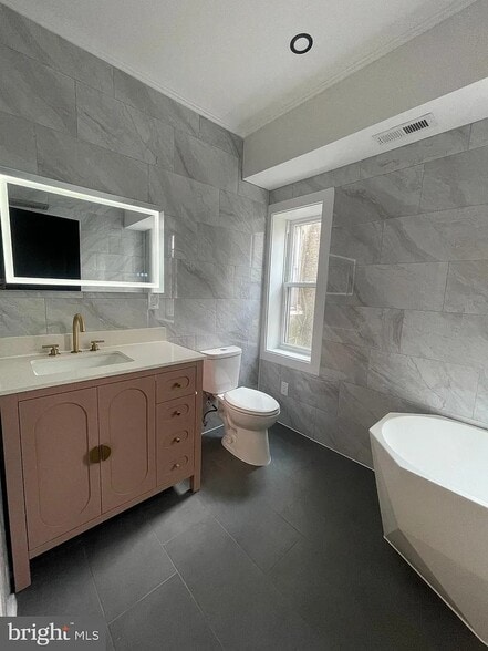main floor bathroom - 2321 W Oxford St