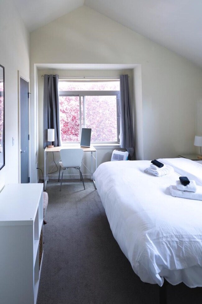 Building Photo - 1220 E Columbia St