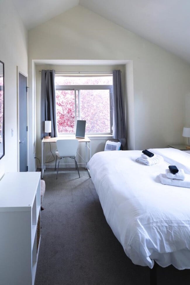 Building Photo - 1308 E Marion St