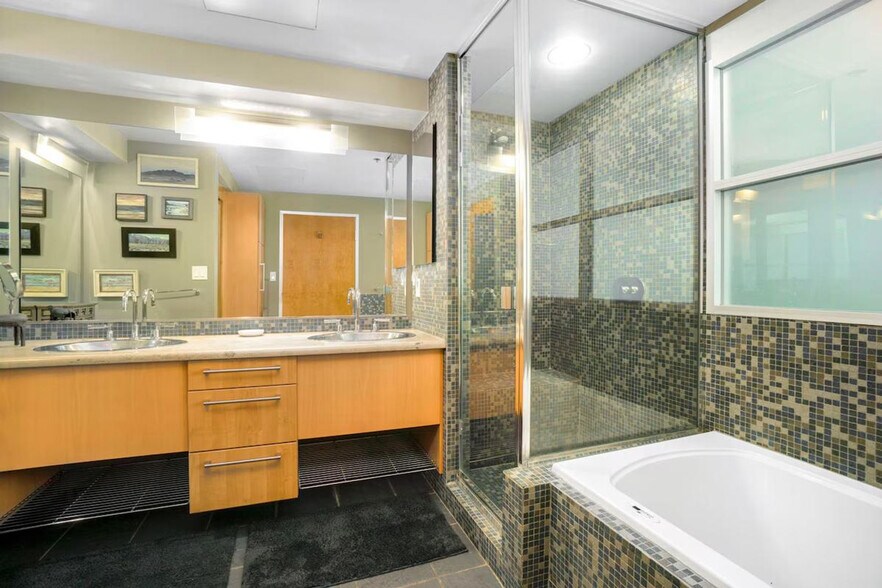 Building Photo - 1475 Delgany St