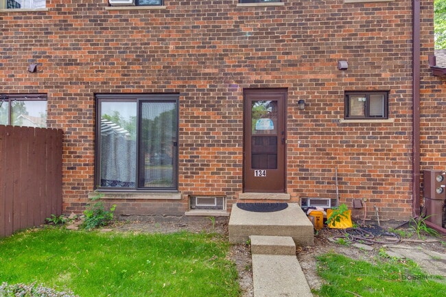 Building Photo - 1S134 Holyoke Ln
