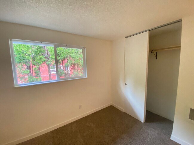 Building Photo - NKE1741