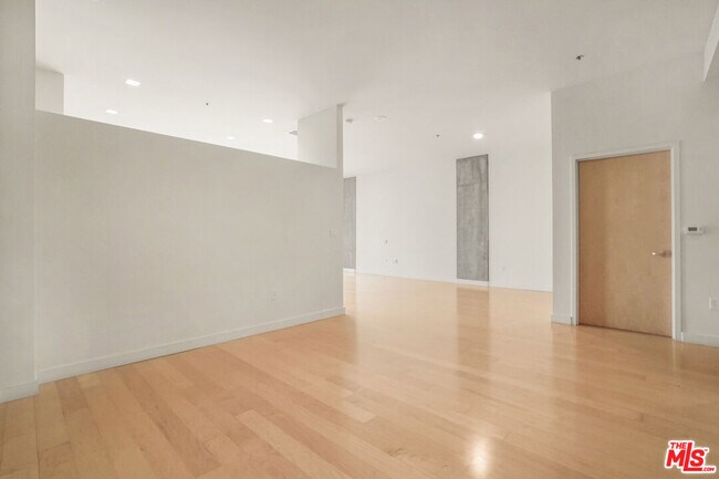 Building Photo - 1100 S Hope St