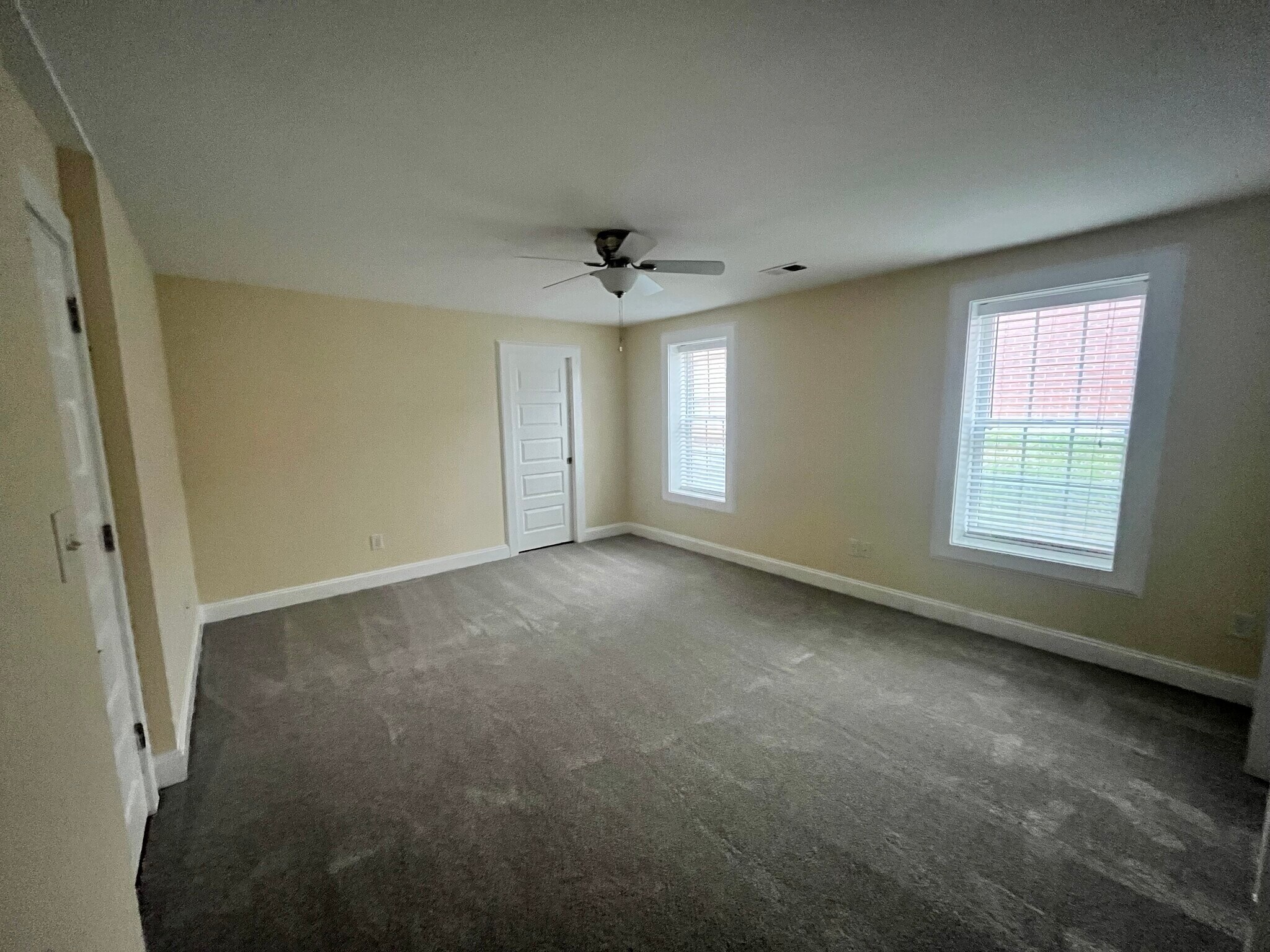 Large Master - 517 Boulevard SE