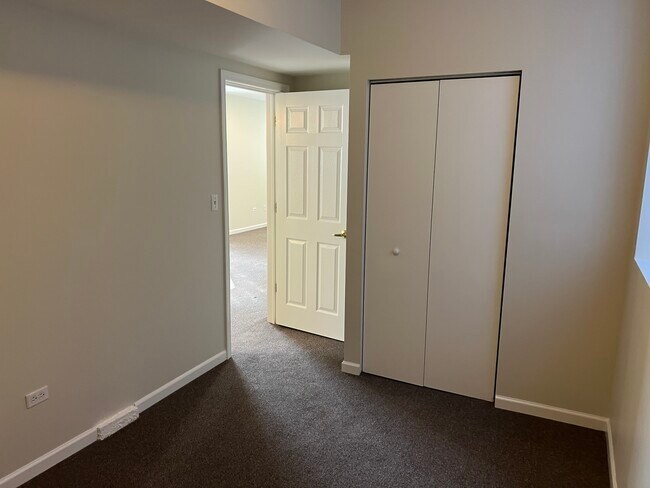 Building Photo - 4822 W Berteau Ave