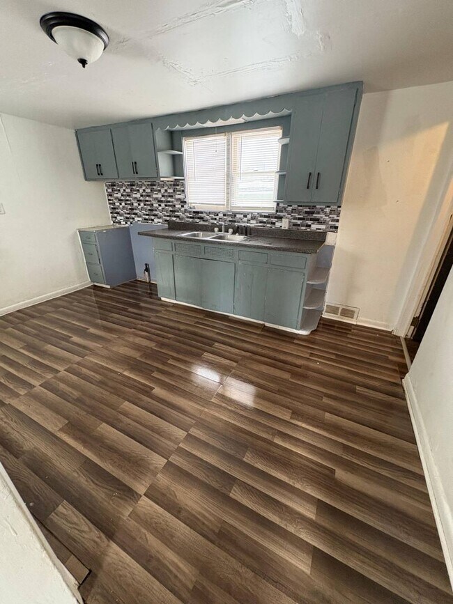 Building Photo - ** Move in Special ** Freshly Updated 2-Bedroom, 1-Bathroom Home – $950/Month | 1,240 Sq. Ft.