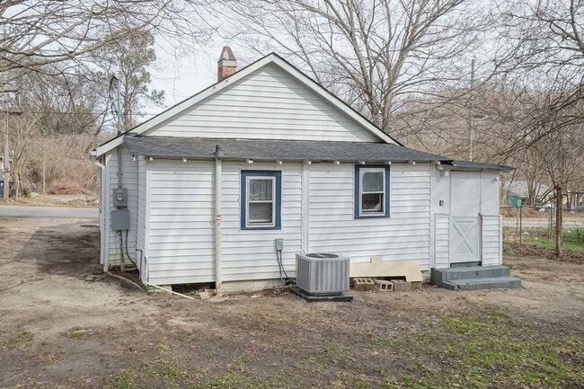 Building Photo - Two Bedroom Home!