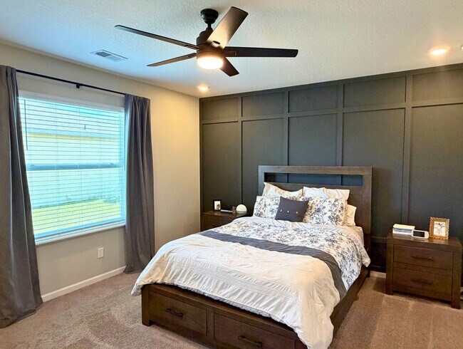 Building Photo - 4/2 open floor plan!