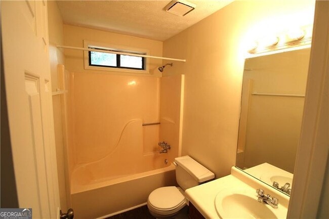 Building Photo - 2320 Ridgedale Dr SW