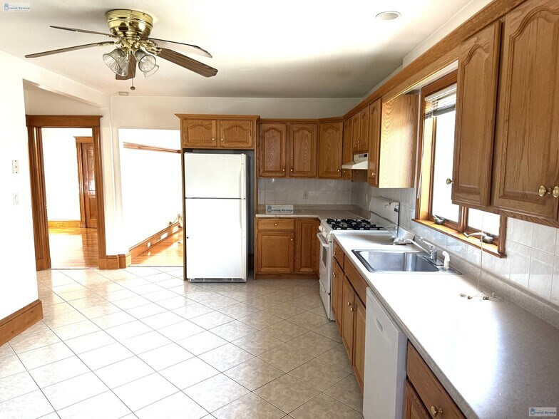 Building Photo - 49 Varnum St