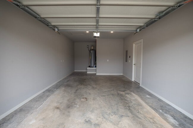 Building Photo - Charming 2 bedroom!