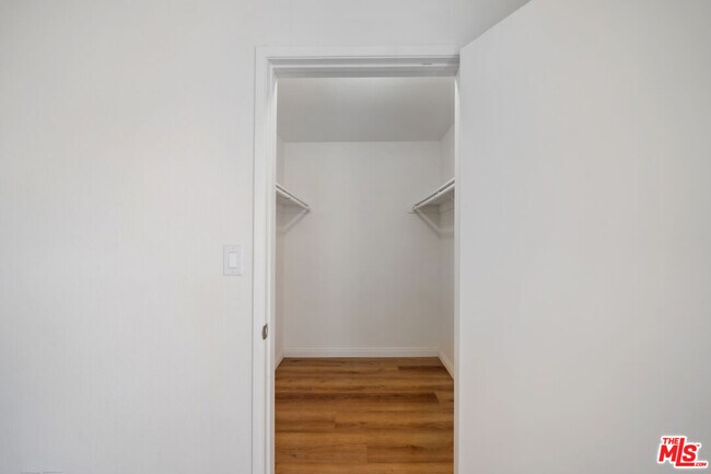 Building Photo - 870 Crenshaw Blvd