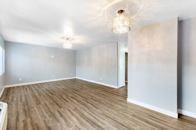 Building Photo - 1539 Pumalo St E