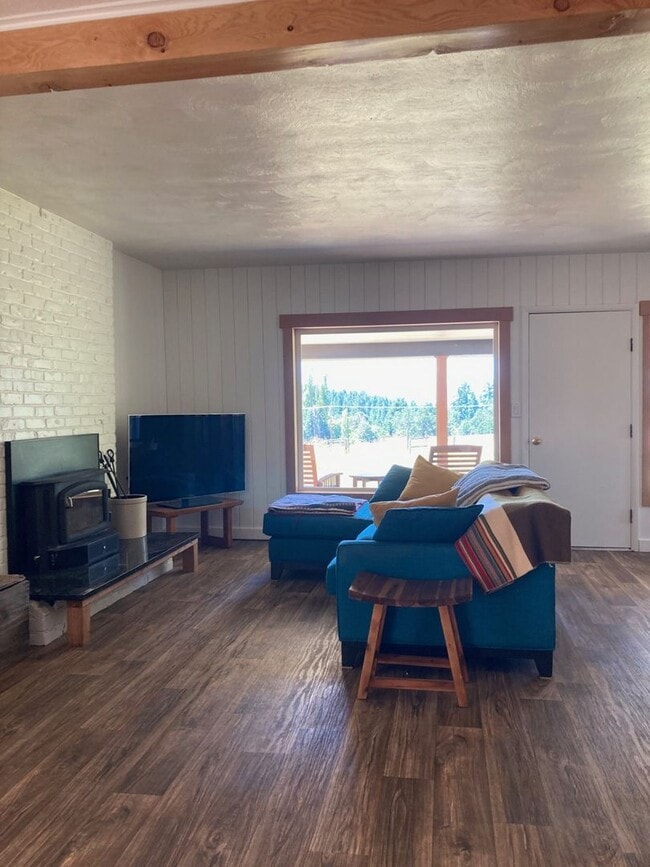 Building Photo - Charming 3 Bedroom 2 Bath home in White Sa...