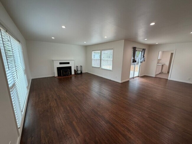Building Photo - Charming JC Neighborhood Rental with Brand-New Kitchen & Hardwood Floors