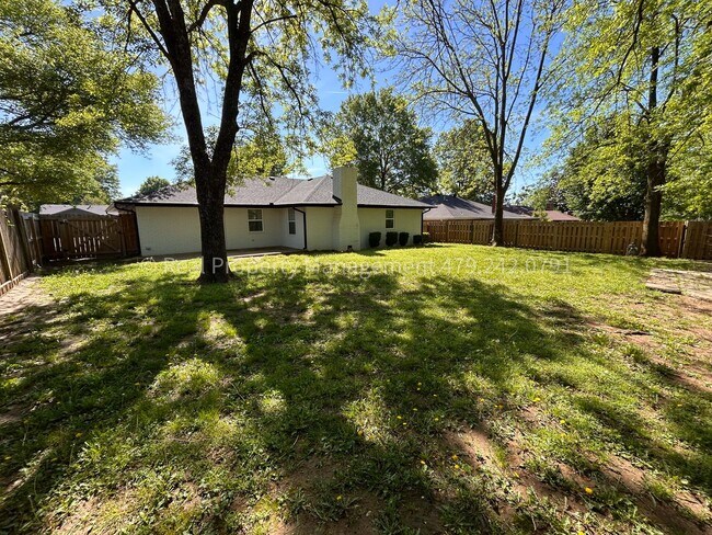 Building Photo - MOVE IN READY! Beautiful 3B/2B Newly Remod...