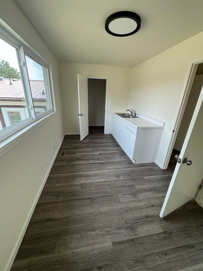 Building Photo - 4 Bedroom 2 Bath - Quiet country Property