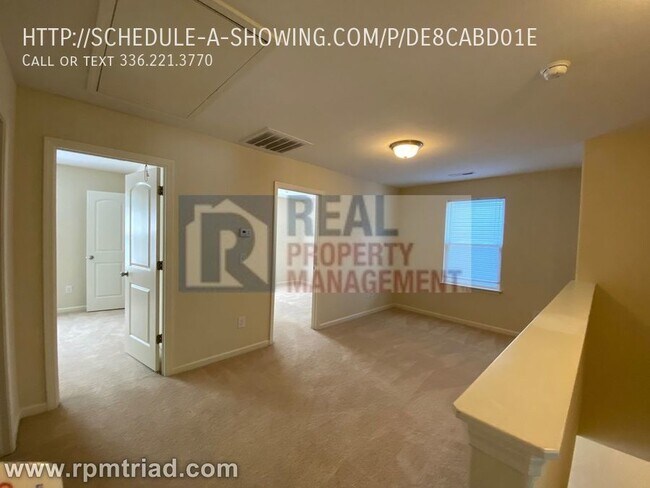 Building Photo - 3 Bedroom / 2.5 Bath Home Available Now!