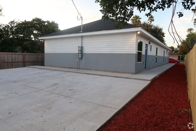 Building Photo - 2409 W Hackberry Ave