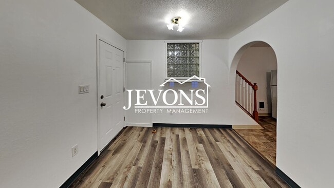 Building Photo - Two-story home in a walkable location, just minutes from Yakima Valley College, featuring long dr...