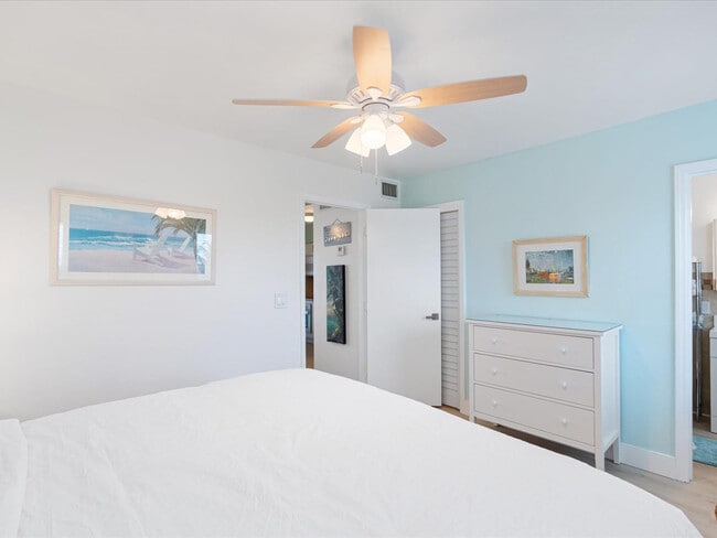 Building Photo - 2600 N Surf Rd