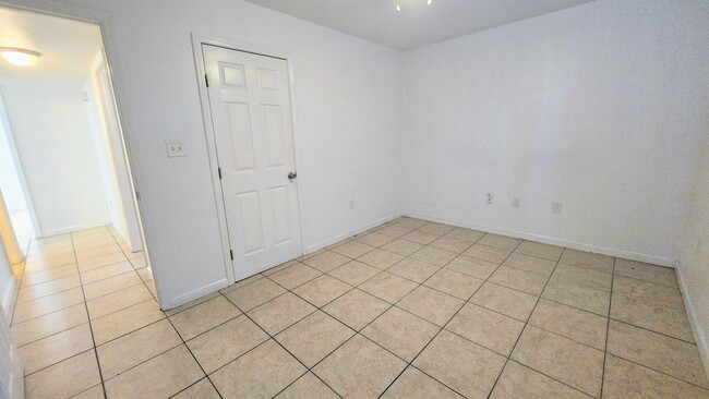 Building Photo - 2431 Octavia Dr