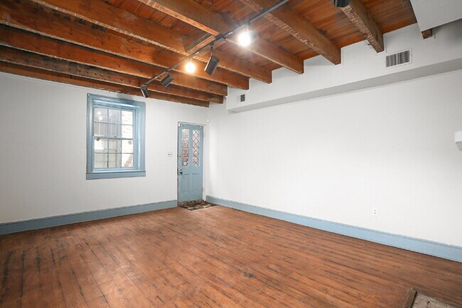 Building Photo - 710 Caroline St
