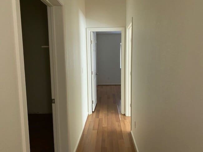 Building Photo - 3 BR 2BA House w/Fenced yard & Garage, Hol...