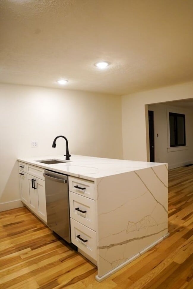 Building Photo - Luxury Rental - South Side